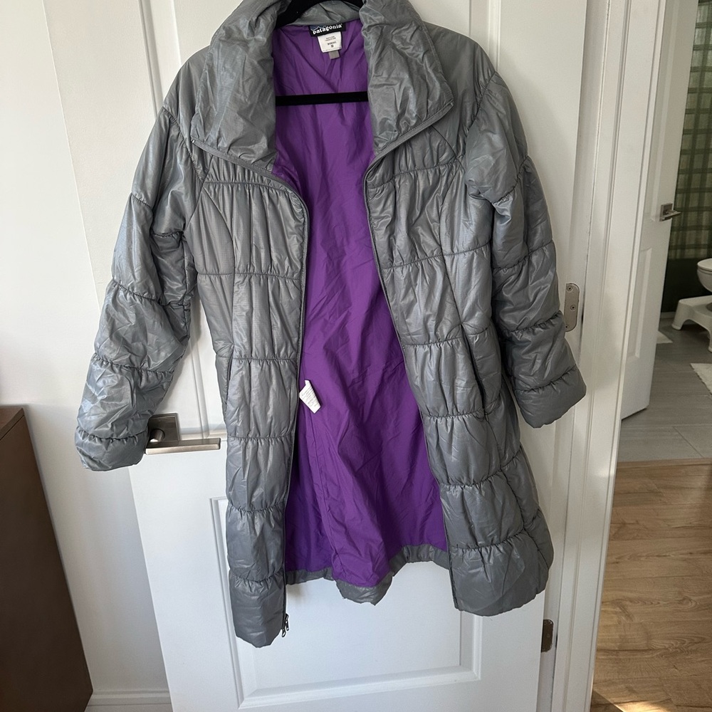 Patagonia Silver Puffer Jacket with Quilted Design and Full-Length Sleeves